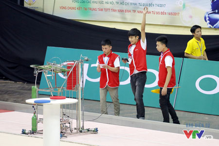 Trường Cao đẳng nghề Công nghệ Hà Tĩnh đã có tới 3 đội tuyển giành vé vào chung kết Robocon Việt Nam 2017 sau ngày thi đấu đầu tiên của vòng loại 2.